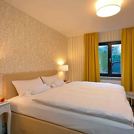 Am Kirchplatz 3*